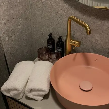 Bob W Munich Airport - Peterhof 4*