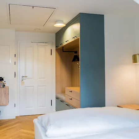 Bob W Munich Airport - Peterhof 4*
