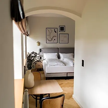 Bob W Munich Airport - Peterhof 4*