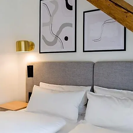 Bob W Munich Airport - Peterhof 4*