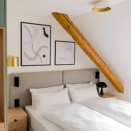 Bob W Munich Airport - Peterhof 4*